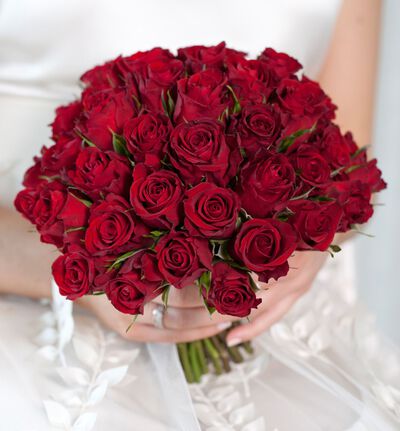 Rød brudebukett med roser